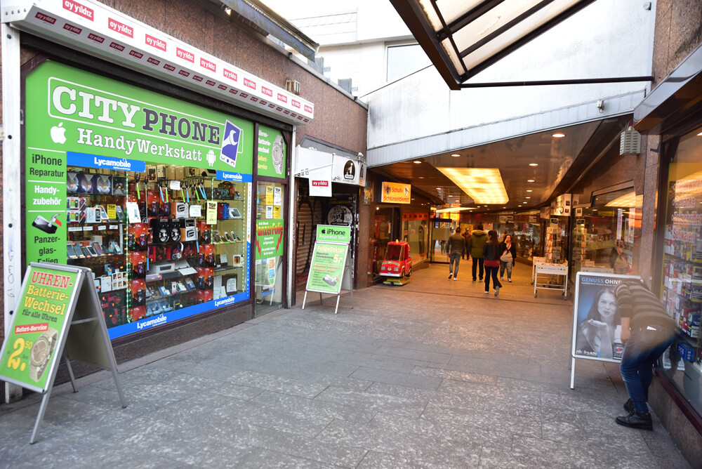 Eingang der City Passage in Bochum mit Blick auf City Phone